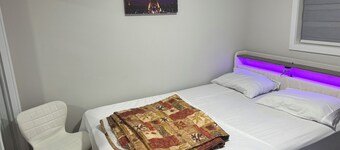 White Private Charm Room near YEG Airport with Shared Bathroom| Shared Kitchen