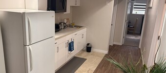 White Private Charm Room near YEG Airport with Shared Bathroom| Shared Kitchen