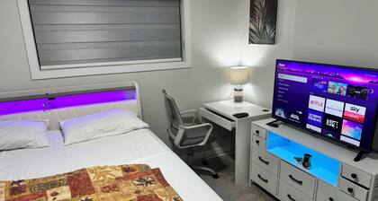 White Private Charm Room near YEG Airport with Shared Bathroom| Shared Kitchen