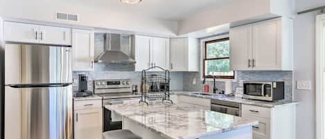 Réfrigérateur, micro-ondes, plaque de cuisson, lave-vaisselle