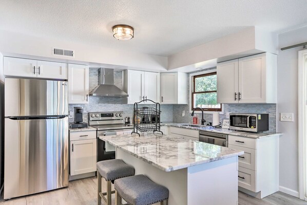 Fridge, microwave, stovetop, dishwasher