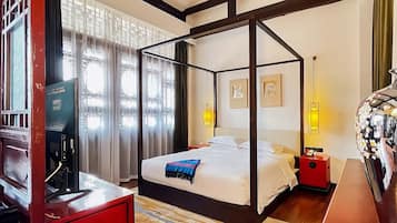 Comfort Suite, Garden View | Minibar, individually decorated, individually furnished, desk