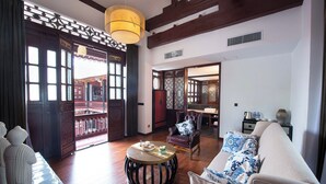 Ein wohnzimmer im traditionellen Stil mit einem Sofa, einem runden Couchtisch und einem Zierstuhl.