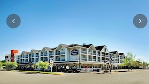A multi-story hotel with a sign reading "Lakeview Resort." - Top floor Lakeview Hotel 1 Bd available July 31 - Aug 7 Icelandic festival week (Gimli)