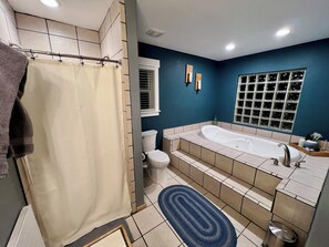 Bañera de hidromasaje, secador de pelo, toallas y jabón