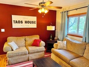 Living area - Spacious 4BR Hondo Mesa Home, Panoramic Mountain Views & Easy Ski Valley Access (Arroyo Hondo)