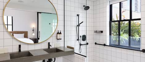 Douche, sĂšche-cheveux, serviettes fournies, savon