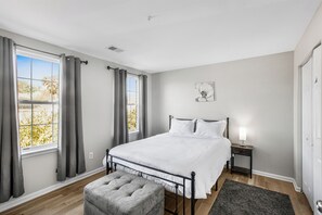 6 bedrooms, iron/ironing board, WiFi, bed sheets - Spacious 6-bedroom house with WiFi, AC, and Streaming Services in Silver Spring (Silver Spring)