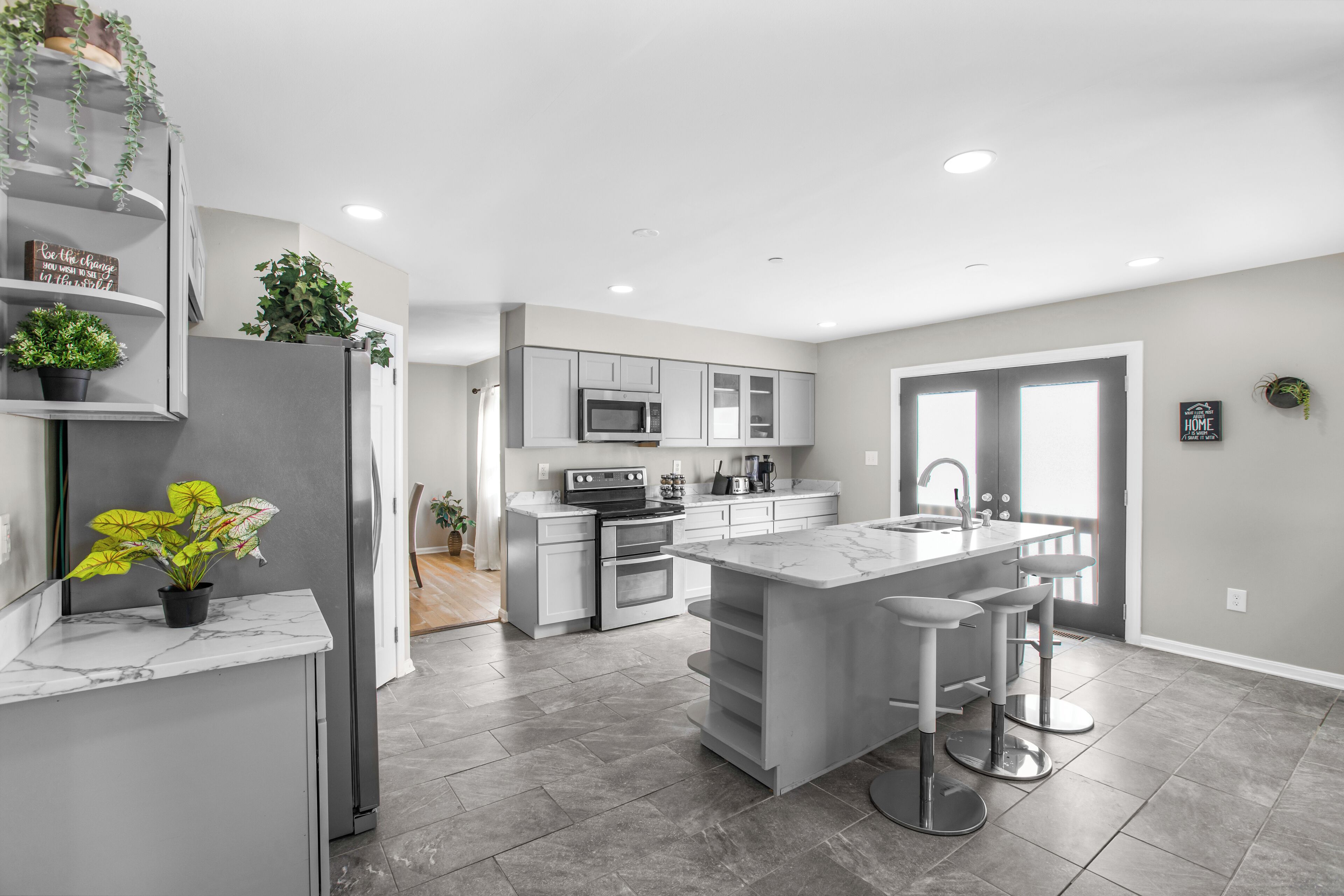 Microondas, horno, parrilla de estufa y lavavajillas 