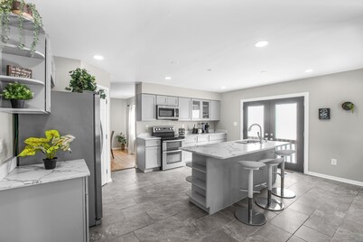 Spacious 6-bedroom house with WiFi, AC, and Streaming Services in Silver Spring