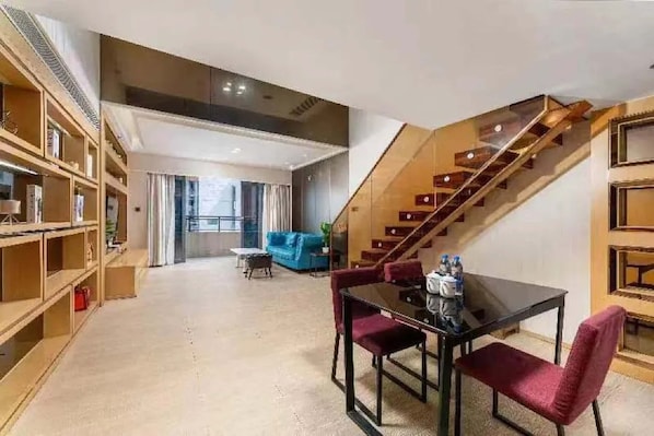 Superior Double Room, City View | Meja, ruang kerja komputer riba, langsir/tirai gelap terus, kalis bunyi