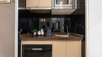 Quarto duplo superior, vista para a cidade | Cozinha americana privada | Geladeira