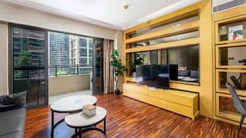 Habitación doble superior, vista a la ciudad | Escritorio, espacio para trabajar con laptop y cortinas blackout