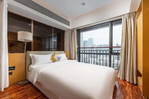 Suite Comfort, vista città | Una scrivania, postazione laptop, tende oscuranti, Wi-Fi gratuito