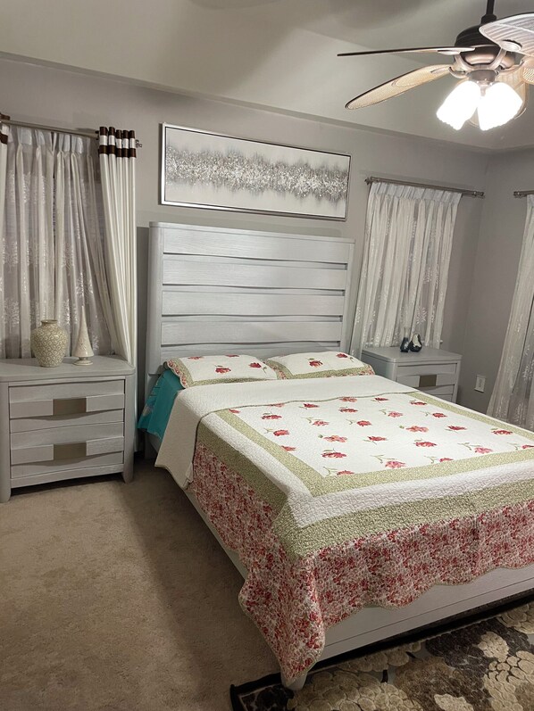 4 bedrooms, iron/ironing board, WiFi, bed sheets