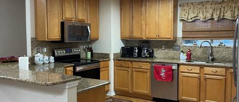 Een microgolfoven, een oven, een kookplaat, een vaatwasser