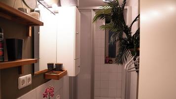 Dusche, Haartrockner, Seife, Toilettenpapier