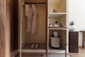 Habitación básica doble | Escritorio, cortinas opacas, wifi gratis