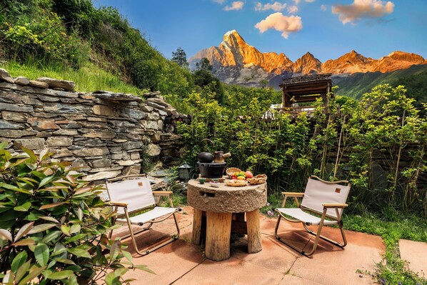 Deluxe Double Room | Meja, langsir/tirai gelap terus, Wi-fi percuma 