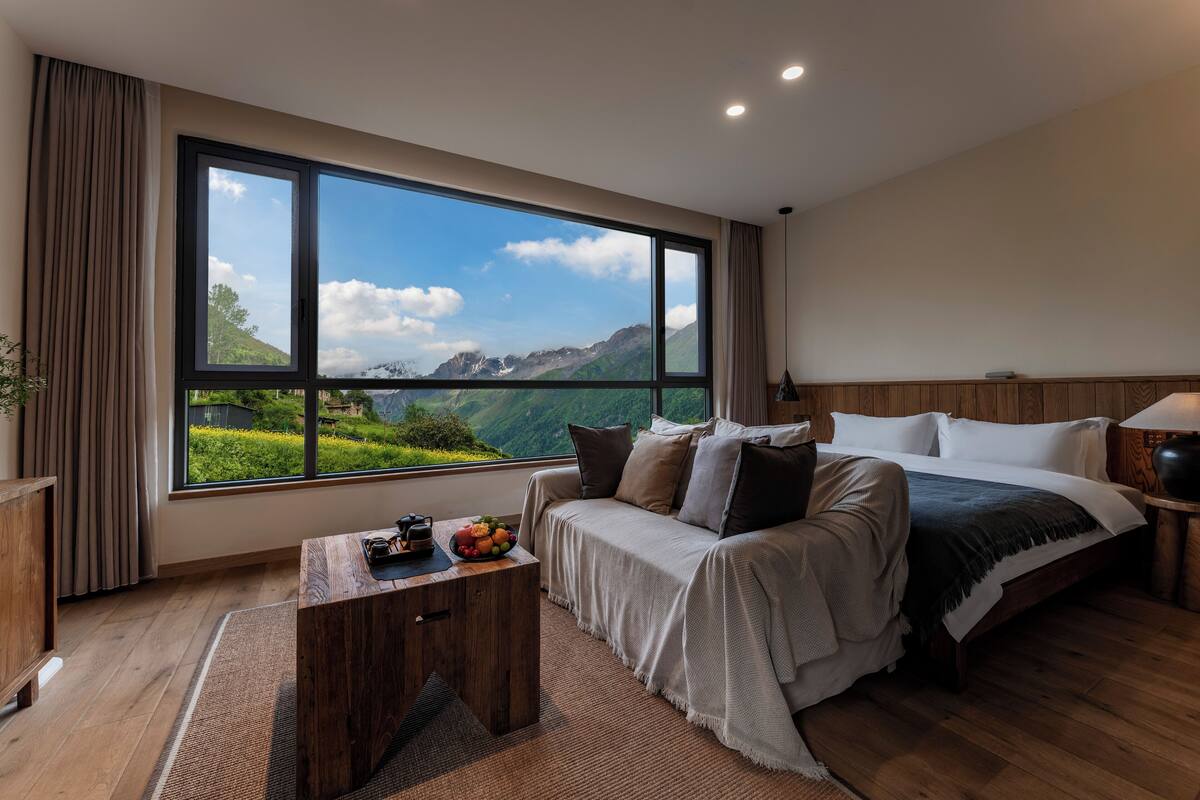 Design Double Room | Desk, blackout drapes, free WiFi