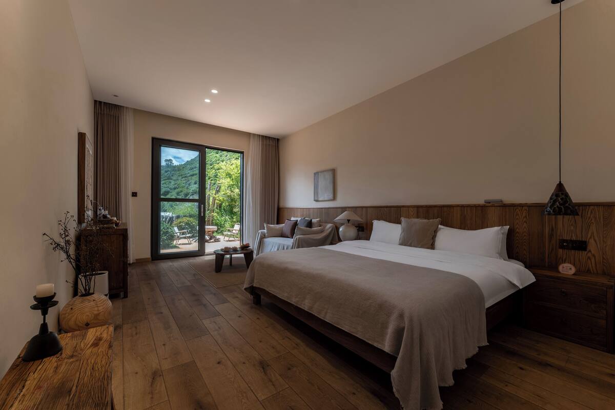 Grand Double Room | Desk, blackout drapes, free WiFi