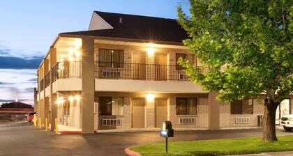 Days Inn & Suites by Wyndham Albuquerque West
