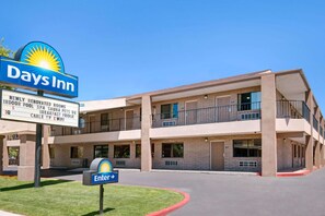 Exterior - Days Inn & Suites by Wyndham Albuquerque West (Albuquerque)
