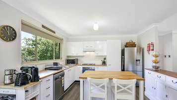 Microondas, horno, placa de cocina y lavavajillas