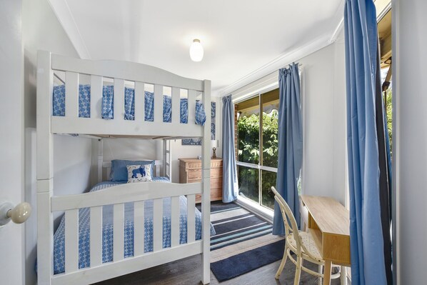 4 bedrooms, iron/ironing board, WiFi, bed sheets