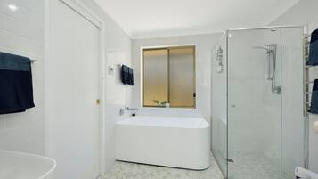 Haartrockner, Handtücher, Seife, Toilettenpapier