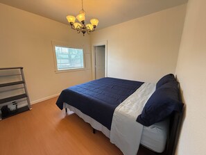 3 عدّة غرف نوم ومكواة/لوح كي وواي فاي وملاءات أسرّة