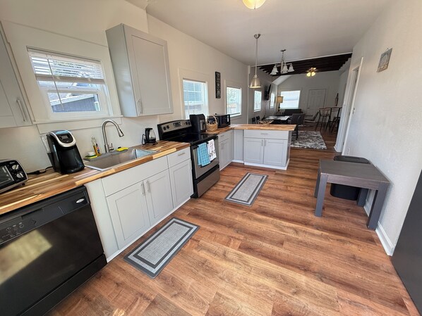 Mikrowelle, Ofen, Herdplatte, Geschirrspüler