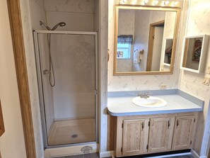 Douche, séchoir à cheveux, savon, papier de toilette