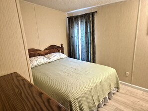 Tabla de planchar con plancha, wifi y ropa de cama