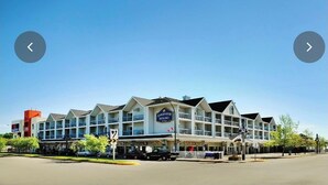A multi-story hotel with a sign reading "Lakeview Resort." - One Bedroom for Icelandic Festival week (Gimli)