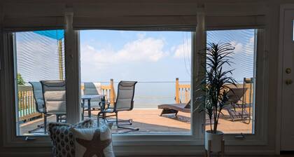 Waterfront 3 Bedroom Cottage w/Sunsets over Sandusky Bay