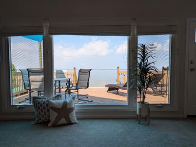 Waterfront 3 Bedroom Cottage w/Sunsets over Sandusky Bay