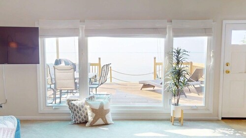 Waterfront 3 Bedroom Cottage w/Sunsets over Sandusky Bay