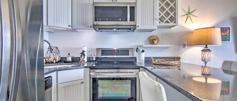 Een koelkast, een magnetron, een oven, een kookplaat