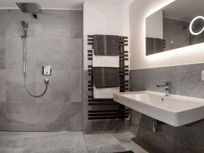 Bathroom - Beautiful apartment for 12 guests with WIFI, TV and balcony (Wildschönau)