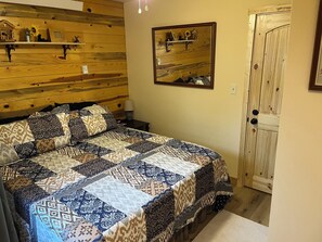 1 bedroom, WiFi, bed sheets - Mountain Peaks Inn, SILVER PEAK SUITE, Downtown Hill City (Hill City)