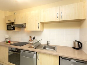 Kühlschrank, Mikrowelle, Geschirrspüler, Kochgeschirr/Geschirr/Besteck