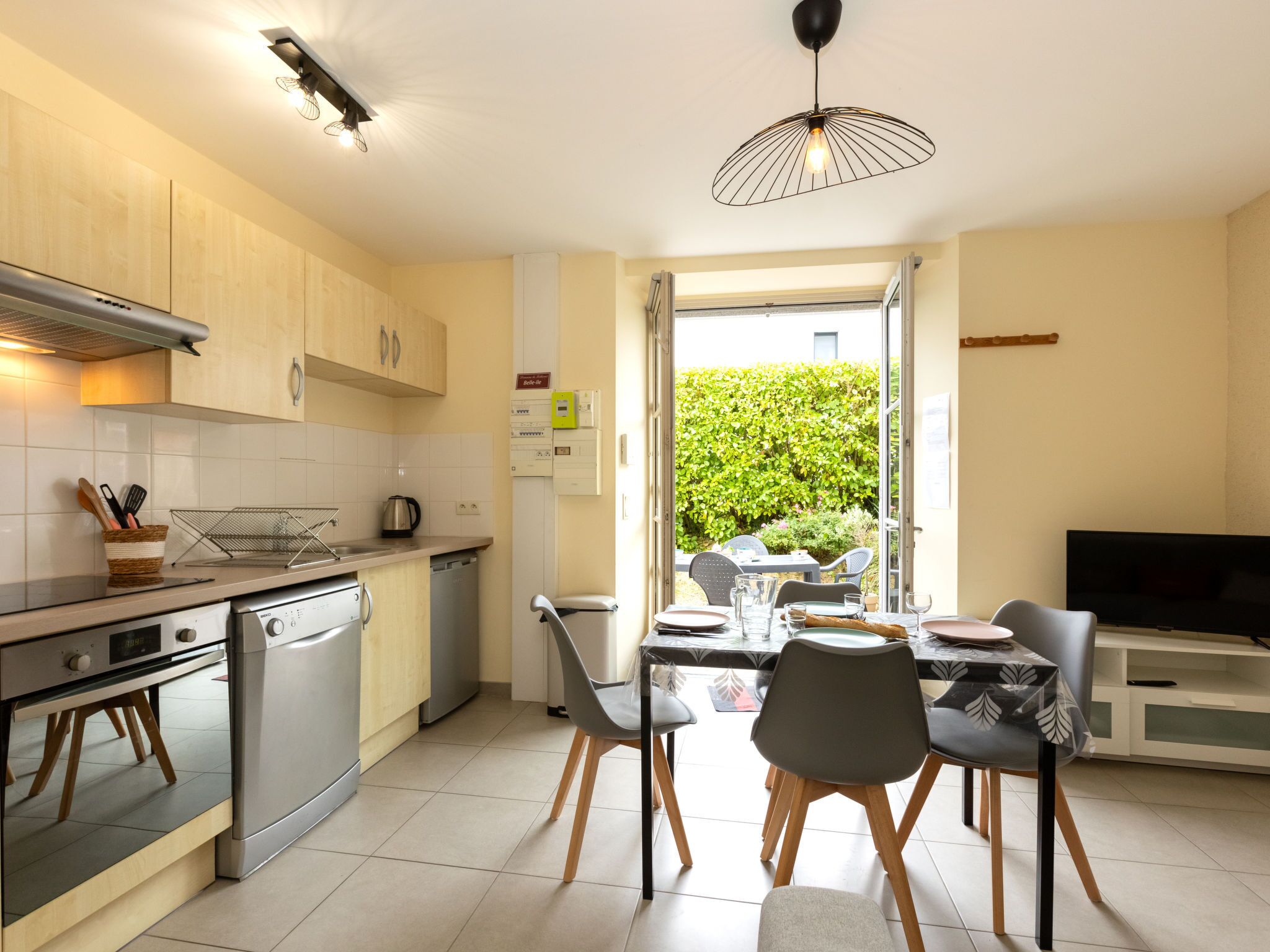 冷蔵庫、電子レンジ、食器洗い機、調理器具と食器