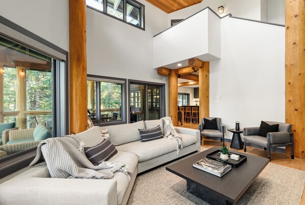 Smart TV, fireplace, stereo