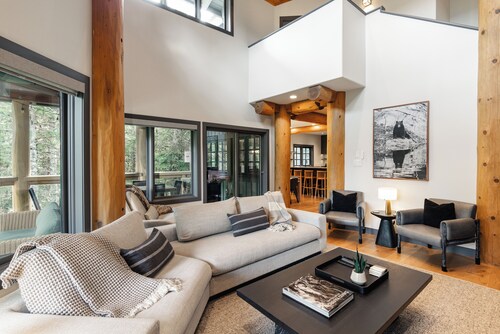 ❄︎West Coast Haven at Taluswood❄︎ | NEW Luxury 4BR Ski In/out | Private Hot Tub & Garage