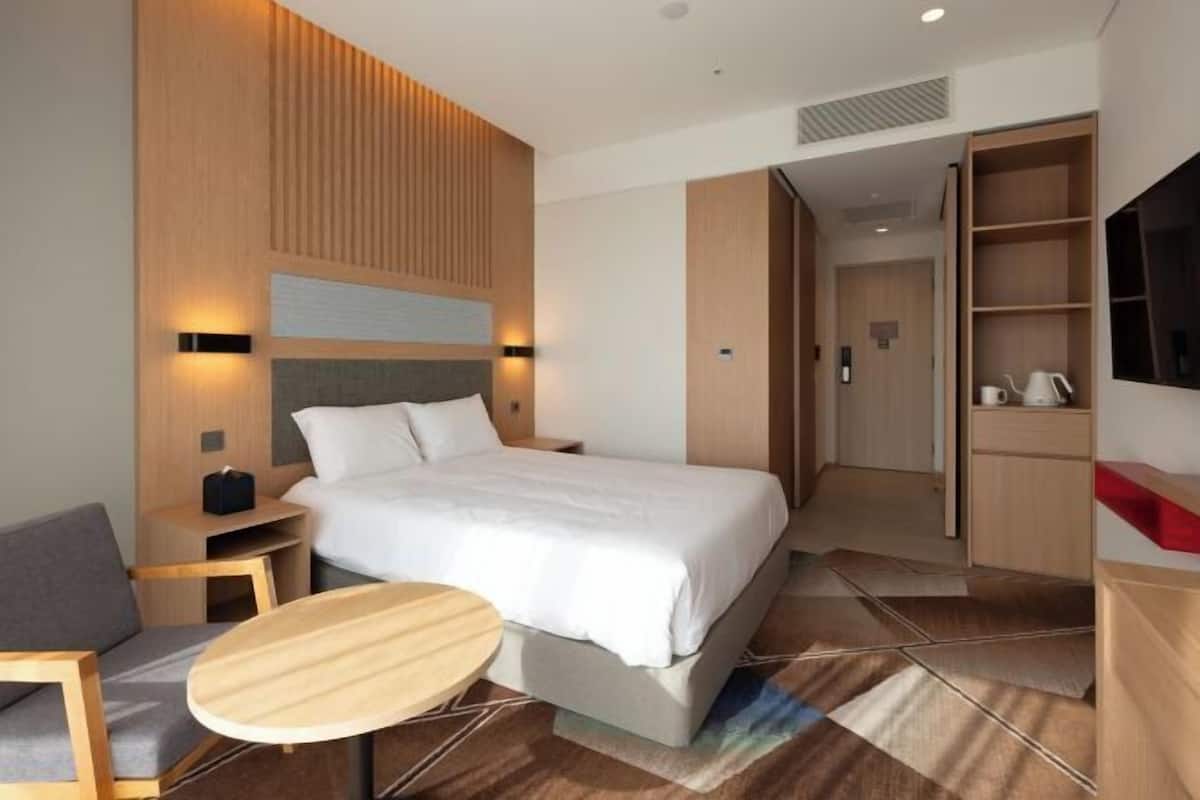 Cortinas blackout, wifi gratis y ropa de cama