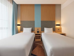 Cortinas blackout, wifi gratis y ropa de cama