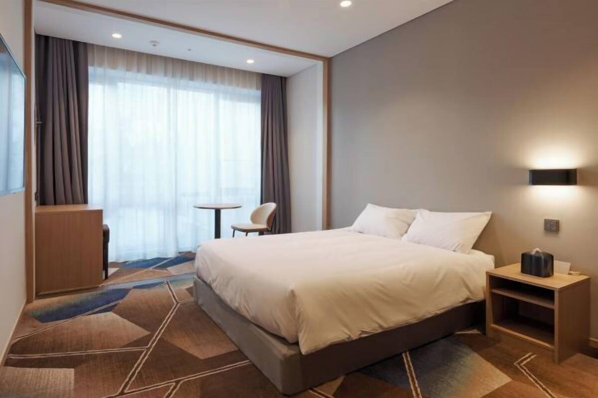 Blackout curtains, free WiFi, bed sheets