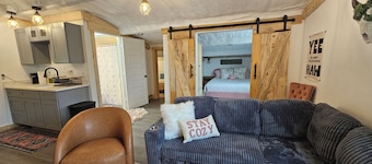 Stay in the Pink Hayloft — Real Horse Barn, Hot Tub & Firepit!