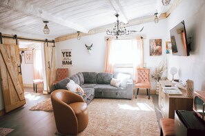 TV - The Pink Hayloft (Nephi)